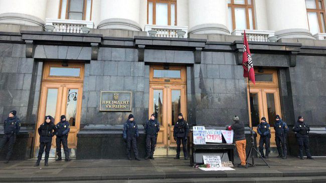 Полиция у здания офиса президента Украины в Киеве Полиция у здания офиса президента Украины в Киеве
