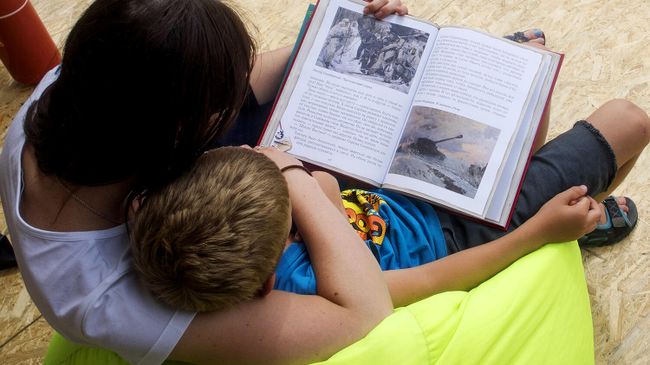Мать с ребенком читают книгу Мать с ребенком читают книгу