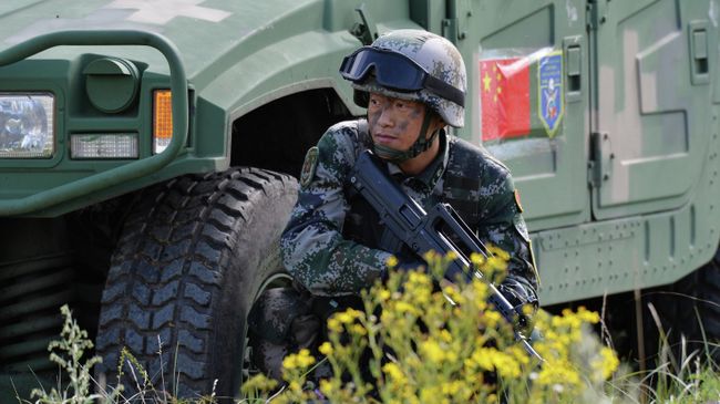 Военнослужащий КНР участвует в учениях вооруженных сил стран-членов ШОС Мирная миссия-2018 Военнослужащий КНР участвует в учениях вооруженных сил стран-членов ШОС Мирная миссия-2018
