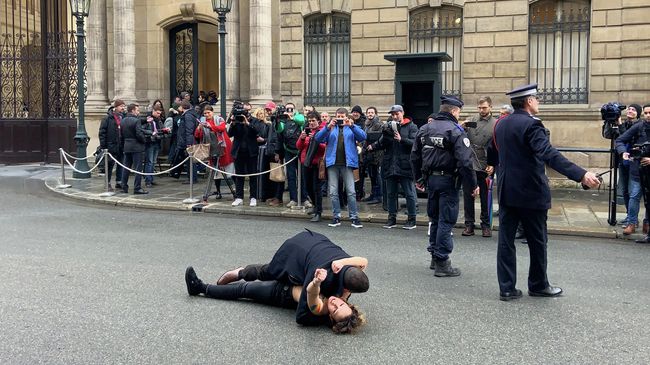 Акция Femen перед Елисейским дворцом в Париже. 9 декабря 2019 Акция Femen перед Елисейским дворцом в Париже. 9 декабря 2019