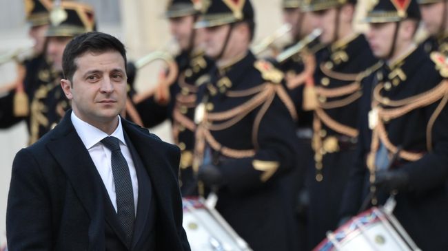 Президент Украины Владимир Зеленский на церемонии официальной встречи в Елисейском дворце Президент Украины Владимир Зеленский на церемонии официальной встречи в Елисейском дворце