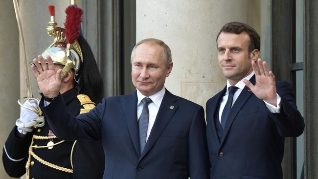 Президент РФ Владимир Путин и президент Франции Эммануэль Макрон на церемонии официальной встречи в Елисейском дворце Президент РФ Владимир Путин и президент Франции Эммануэль Макрон на церемонии официальной встречи в Елисейском дворце