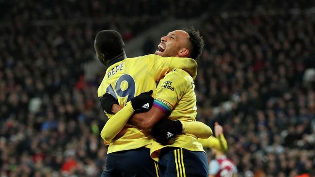 Soccer Football - Premier League - West Ham United v Arsenal - London Stadium, London, Britain - December 9, 2019 Arsenal's Pierre-Emerick Aubameyang celebrates scoring their third goal with teammates REUTERS/David Klein EDITORIAL USE ONLY. No use with unauthorized audio, video, data, fixture lists, club/league logos or live services. Online in-match use limited to 75 images, no video emulation. No use in betting, games or single club/league/player publications. Please contact your account representative for further details. TPX IMAGES OF THE DAY Soccer Football - Premier League - West Ham United v Arsenal - London Stadium, London, Britain - December 9, 2019 Arsenal's Pierre-Emerick Aubameyang celebrates scoring their third goal with teammates REUTERS/David Klein EDITORIAL USE ONLY. No use with unauthorized audio, video, data, fixture lists, club/league logos or live services. Online in-match use limited to 75 images, no video emulation. No use in betting, games or single club/league/player publications. Please contact your account representative for further details. TPX IMAGES OF THE DAY
