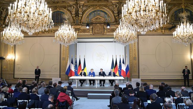 Президент России Владимир Путин, президент Франции Эммануэль Макрон, федеральный канцлер Германии Ангела Меркель и президент Украины Владимир Зеленский во время встречи Президент России Владимир Путин, президент Франции Эммануэль Макрон, федеральный канцлер Германии Ангела Меркель и президент Украины Владимир Зеленский во время встречи