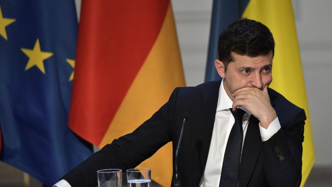 Президент Украины Владимир Зеленский на пресс-конференции по итогам встречи в Нормандском формате в Елисейском дворце Президент Украины Владимир Зеленский на пресс-конференции по итогам встречи в Нормандском формате в Елисейском дворце