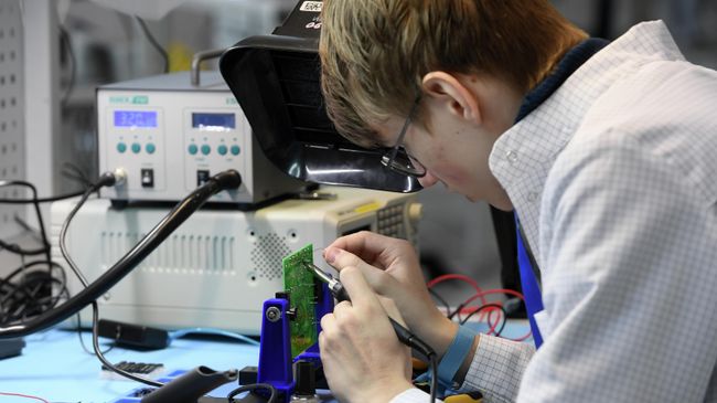 Участник финала чемпионата Молодые профессионалы (WorldSkills Russia) во время соревнований в компетенции Электроника Участник финала чемпионата Молодые профессионалы (WorldSkills Russia) во время соревнований в компетенции Электроника