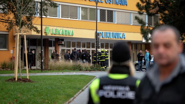 Полицейские у здания больницы в городе Острава Полицейские у здания больницы в городе Острава
