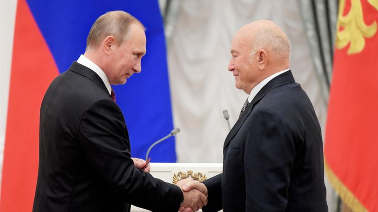 Президент РФ Владимир Путин и бывший мэр Москвы Юрий Лужков на церемонии вручения государственных наград за выдающиеся достижения в Екатерининском зале Кремля Президент РФ Владимир Путин и бывший мэр Москвы Юрий Лужков на церемонии вручения государственных наград за выдающиеся достижения в Екатерининском зале Кремля