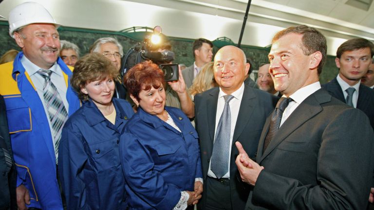 Президент России Дмитрий Медведев и мэр столицы Юрий Лужков во время церемонии открытия новой станции столичного метро Славянский бульвар. 7 сентября 2008 Президент России Дмитрий Медведев и мэр столицы Юрий Лужков во время церемонии открытия новой станции столичного метро Славянский бульвар. 7 сентября 2008