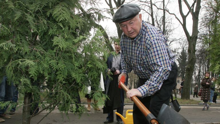 Мэр Москвы Юрий Лужков принял участие в посадке деревьев во время общегородского субботника на территории спорткомплекса Лужники Мэр Москвы Юрий Лужков принял участие в посадке деревьев во время общегородского субботника на территории спорткомплекса Лужники