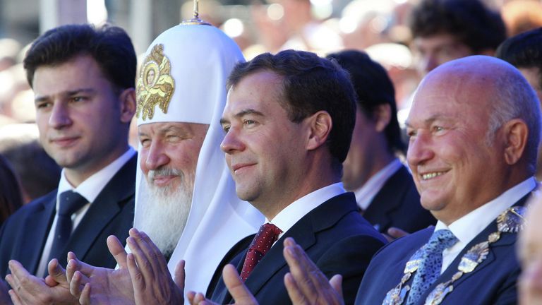 Мэр Москвы Юрий Лужков, президент РФ Дмитрий Медведев и патриарх Московский и всея Руси Кирилл во время торжественной церемонии открытия Дня города, которая проходит на Тверской площади. 5 сентября 2009 года Мэр Москвы Юрий Лужков, президент РФ Дмитрий Медведев и патриарх Московский и всея Руси Кирилл во время торжественной церемонии открытия Дня города, которая проходит на Тверской площади. 5 сентября 2009 года