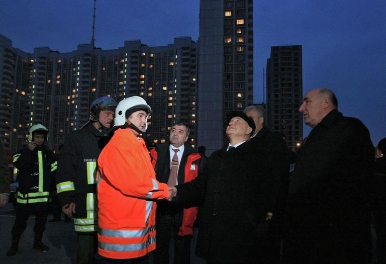 Мэр Москвы Юрий Лужков у жилого многоэтажного панельного дома по улице Королева, где произошел взрыв, вызвавший обрушение и пожар