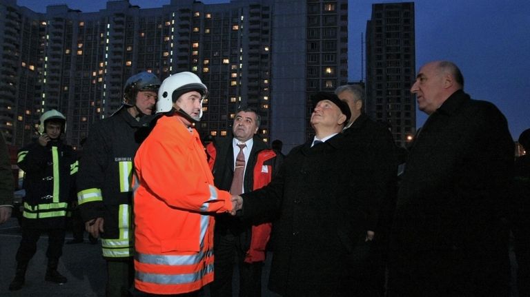 Мэр Москвы Юрий Лужков у жилого многоэтажного панельного дома по улице Королева, где произошел взрыв, вызвавший обрушение и пожар Мэр Москвы Юрий Лужков у жилого многоэтажного панельного дома по улице Королева, где произошел взрыв, вызвавший обрушение и пожар