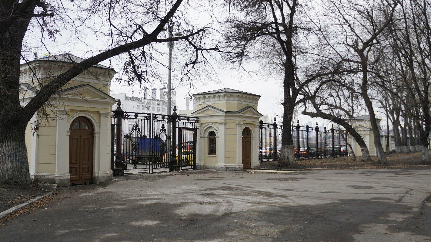 Ограда воспитательного дома в Китайгородском проезде Москвы Ограда воспитательного дома в Китайгородском проезде Москвы - РИА Новости, 1920, 08.07.2024