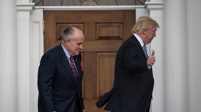 Руди Джулиани и Дональд Трамп  в гольф-клубе Трампа в Бедминстере, штат Нью-Джерси