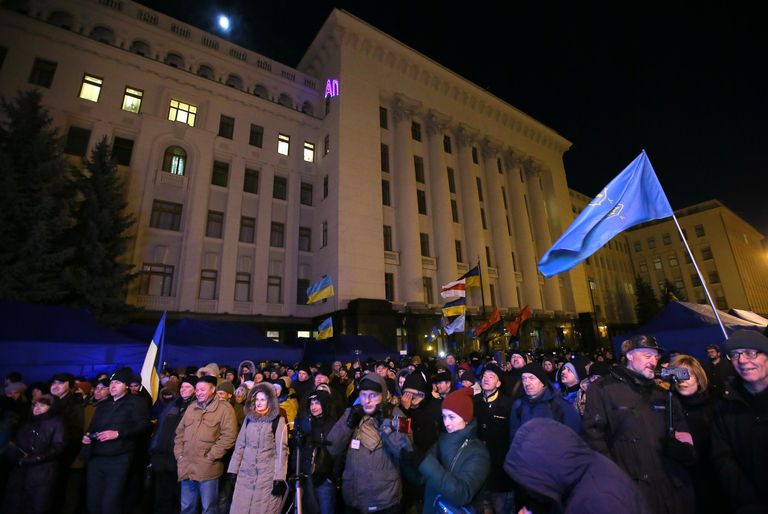 Участники акции протеста возле здания администрации президента Украины в Киеве Участники акции протеста возле здания администрации президента Украины в Киеве