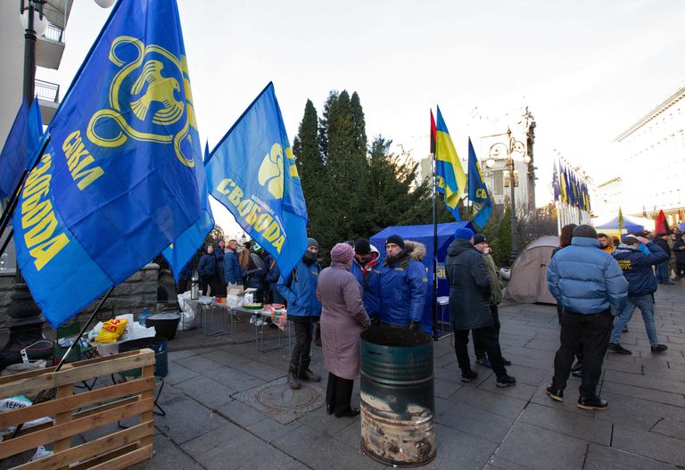 Участники акции протеста возле здания администрации президента Украины в Киеве Участники акции протеста возле здания администрации президента Украины в Киеве