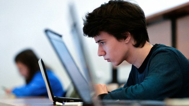 Молодой человек работает за компьютером Молодой человек работает за компьютером