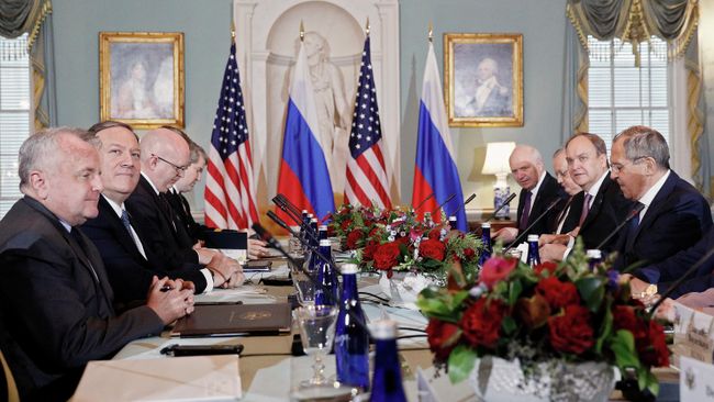 Министр иностранных дел России Сергей Лавров, посол России в США Анатолий Антонов и госсекретарь Соединенных Штатов Майк Помпео во время встречи в Вашингтоне Министр иностранных дел России Сергей Лавров, посол России в США Анатолий Антонов и госсекретарь Соединенных Штатов Майк Помпео во время встречи в Вашингтоне