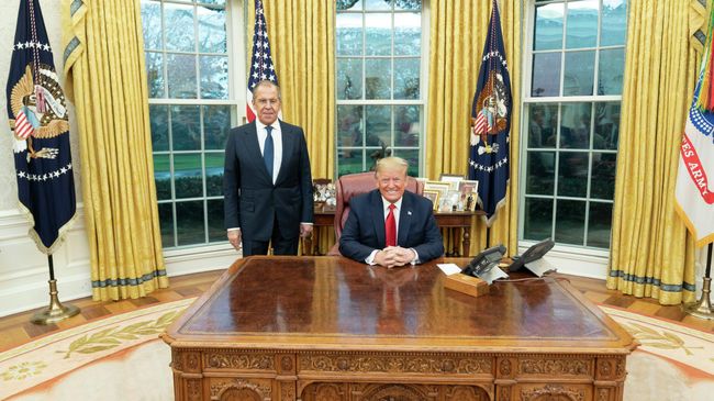 Министр иностранных дел РФ Сергей Лавров и президент США Дональд Трамп в Белом доме Министр иностранных дел РФ Сергей Лавров и президент США Дональд Трамп в Белом доме