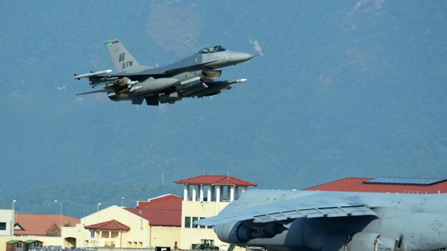 Истребитель ВВС США F-16 на авиабазе Инджирлик в Турции Истребитель ВВС США F-16 на авиабазе Инджирлик в Турции