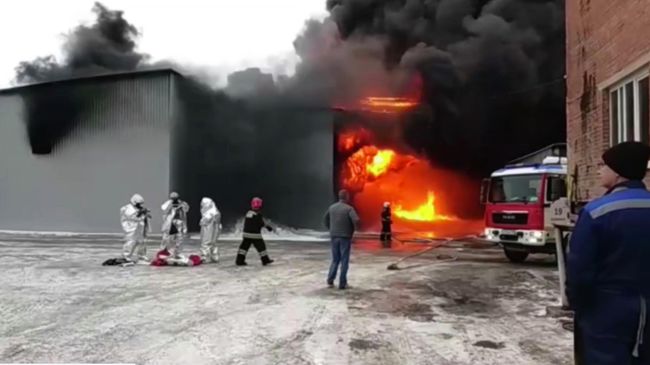 Пожар на территории производственной площадки Уральского завода лакокрасочных изделий в Екатеринбурге. Стоп-кадр видео МЧС России Пожар на территории производственной площадки Уральского завода лакокрасочных изделий в Екатеринбурге. Стоп-кадр видео МЧС России