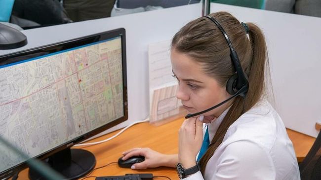 Оператор центра обработки вызовов принимает вызовы жителей Сахалинской области Оператор центра обработки вызовов принимает вызовы жителей Сахалинской области