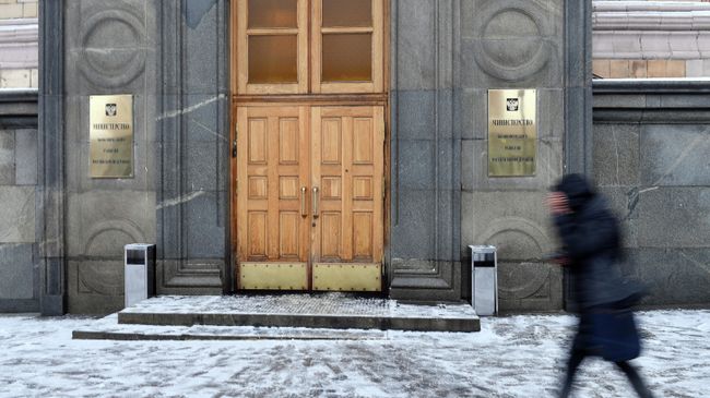 Прохожий у здания министерства экономического развития Российской Федерации Прохожий у здания министерства экономического развития Российской Федерации