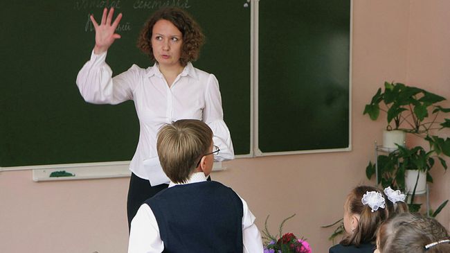 Учительница русского языка и литературы во время урока Учительница русского языка и литературы во время урока