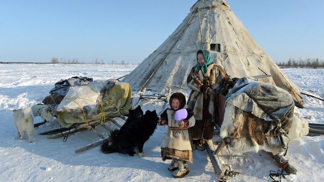 Мать с дочерью у чума в стойбище Мать с дочерью у чума в стойбище