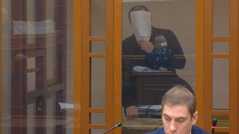 Во время заседания обвиняемые прятали свои лица Во время заседания обвиняемые прятали свои лица