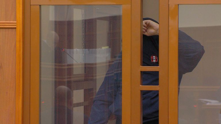 Почти все обвиняемые старались скрыть свои лица Почти все обвиняемые старались скрыть свои лица
