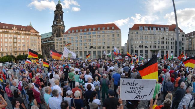 Участники акции протеста на одной из улиц в Дрездене Участники акции протеста на одной из улиц в Дрездене