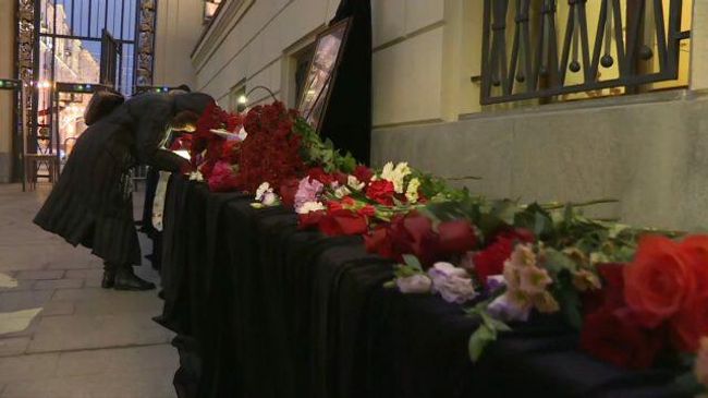 Москвичи несут цветы к зданию мэрии в память о Юрии Лужкове Москвичи несут цветы к зданию мэрии в память о Юрии Лужкове