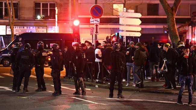 Riot police officers patrol prior the UEFA Champions League Group A football match between Paris Saint-Germain (PSG) and Galatasaray at the Parc des Princes stadium in Paris on December 11, 2019. (Photo by FRANCK FIFE / AFP) Riot police officers patrol prior the UEFA Champions League Group A football match between Paris Saint-Germain (PSG) and Galatasaray at the Parc des Princes stadium in Paris on December 11, 2019. (Photo by FRANCK FIFE / AFP)