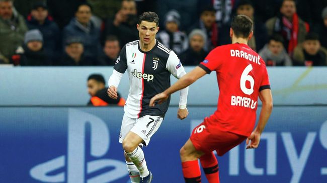Soccer Football - Champions League - Group D - Bayer Leverkusen v Juventus - BayArena, Leverkusen, Germany - December 11, 2019 Juventus' Cristiano Ronaldo in action with Bayer Leverkusen's Aleksandar Dragovic REUTERS/Thilo Schmuelgen Soccer Football - Champions League - Group D - Bayer Leverkusen v Juventus - BayArena, Leverkusen, Germany - December 11, 2019 Juventus' Cristiano Ronaldo in action with Bayer Leverkusen's Aleksandar Dragovic REUTERS/Thilo Schmuelgen