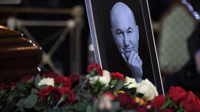 Портрет Ю. Лужкова у гроба на церемонии прощания с бывшим мэром Москвы Юрием Лужковым Портрет Ю. Лужкова у гроба на церемонии прощания с бывшим мэром Москвы Юрием Лужковым