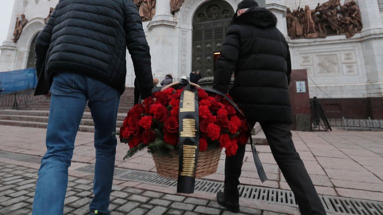Люди несут цветы на церемонию прощания с бывшим мэром Москвы Юрием Лужковым Люди несут цветы на церемонию прощания с бывшим мэром Москвы Юрием Лужковым