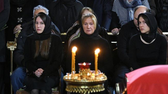 Вдова Ю. Лужкова Елена Батурина, дочери Ю. Лужкова Елена и Ольга на церемонии прощания с бывшим мэром Москвы Юрием Лужковым в храме Христа Спасителя Вдова Ю. Лужкова Елена Батурина, дочери Ю. Лужкова Елена и Ольга на церемонии прощания с бывшим мэром Москвы Юрием Лужковым в храме Христа Спасителя