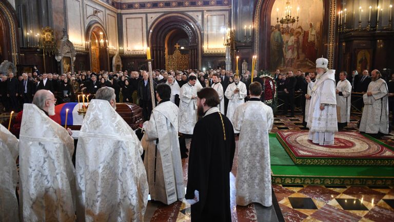 Патриарх Московский и всея Руси Кирилл проводит отпевание бывшего мэра Москвы Юрия Лужкова в храме Христа Спасителя Патриарх Московский и всея Руси Кирилл проводит отпевание бывшего мэра Москвы Юрия Лужкова в храме Христа Спасителя