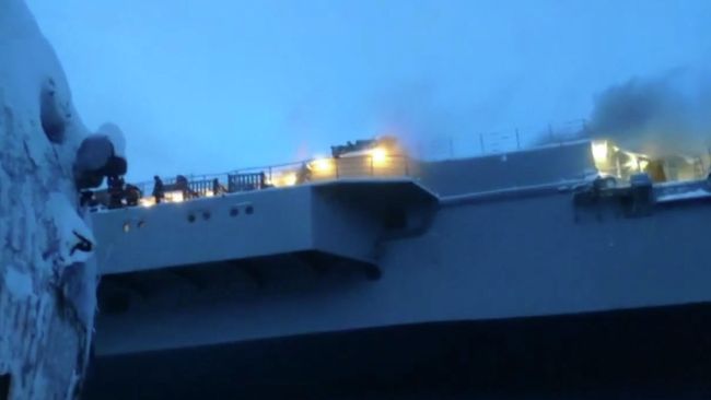 Пожар на тяжелом авианесущем крейсере Адмирал Кузнецов в Мурманске. Стоп-кадр из видео Пожар на тяжелом авианесущем крейсере Адмирал Кузнецов в Мурманске. Стоп-кадр из видео