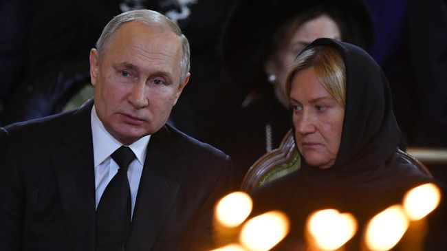 Президент РФ В. Путин на церемонии прощания с бывшим мэром Москвы Юрием Лужковым в храме Христа Спасителя Президент РФ В. Путин на церемонии прощания с бывшим мэром Москвы Юрием Лужковым в храме Христа Спасителя