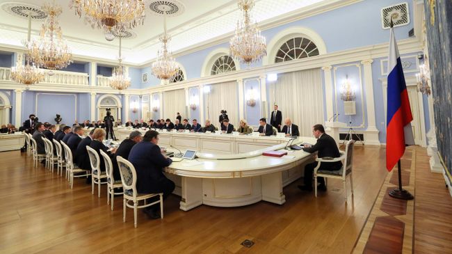Председатель правительства России Дмитрий Медведев проводит совещание с членами кабинета министров Председатель правительства России Дмитрий Медведев проводит совещание с членами кабинета министров