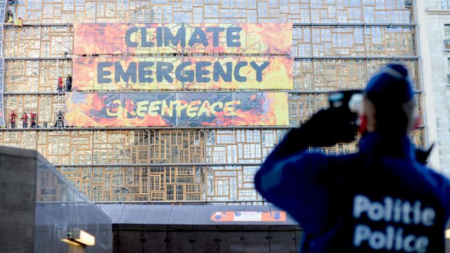 Активисты Greenpeace штурмуют здание Европейского совета в Брюсселе Активисты Greenpeace штурмуют здание Европейского совета в Брюсселе
