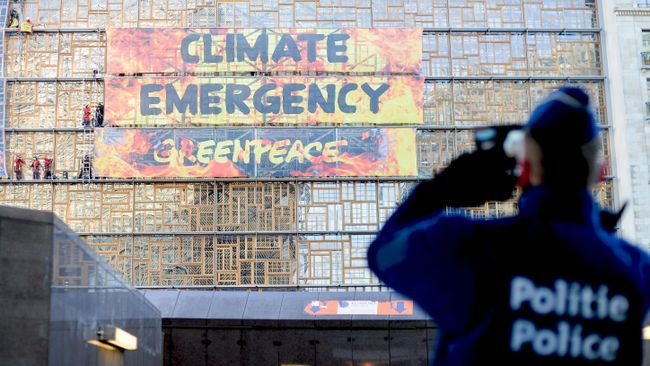 Активисты Гринпис* (Greenpeace) штурмуют здание Европейского совета в Брюсселе