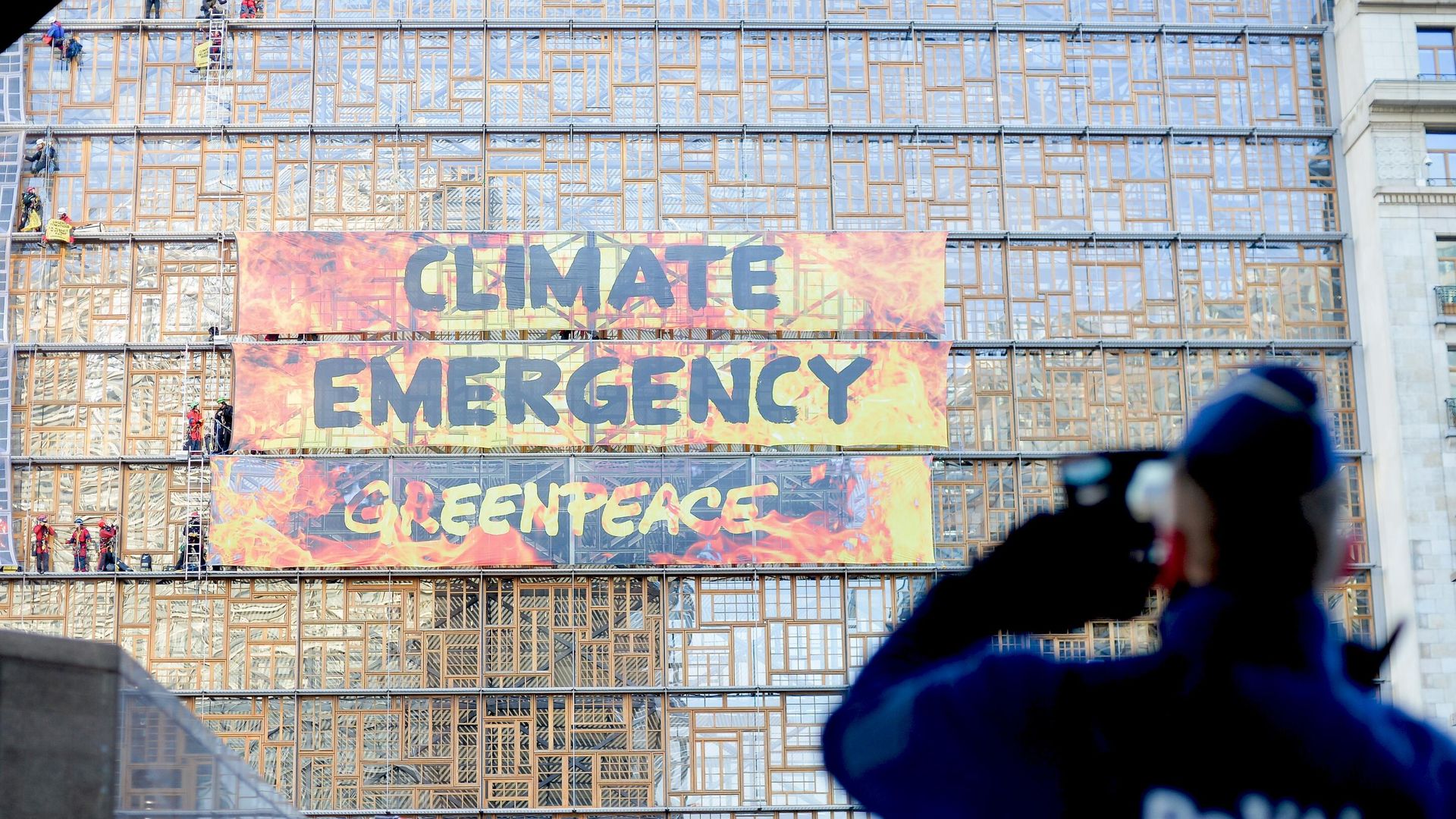 Активисты Гринпис* (Greenpeace) штурмуют здание Европейского совета в Брюсселе Активисты Гринпис* (Greenpeace) штурмуют здание Европейского совета в Брюсселе - РИА Новости, 1920, 11.11.2024