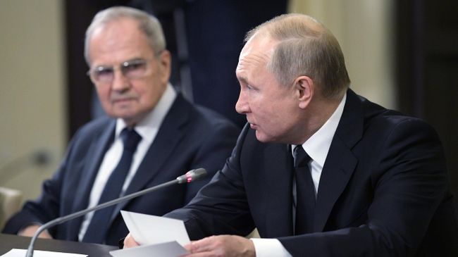 Президент России Владимир Путин во время традиционной встречи с судьями Конституционного Суда, приуроченной ко Дню Конституции России Президент России Владимир Путин во время традиционной встречи с судьями Конституционного Суда, приуроченной ко Дню Конституции России