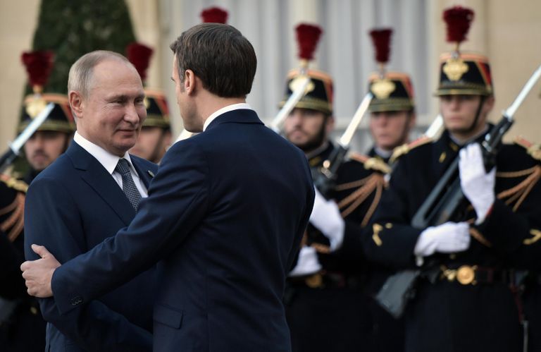 Президент РФ Владимир Путин и президент Франции Эммануэль Макрон на церемонии официальной встречи в Елисейском дворце Президент РФ Владимир Путин и президент Франции Эммануэль Макрон на церемонии официальной встречи в Елисейском дворце
