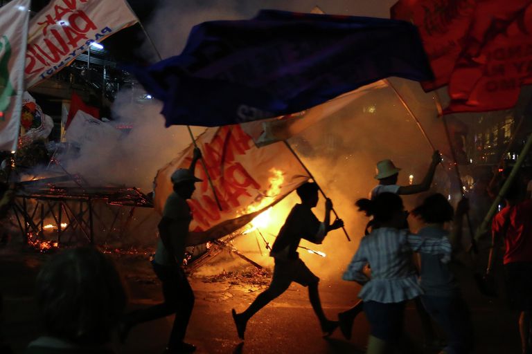 Протестующие во время митинга в день Международных прав человека возле президентского дворца в Маниле, Филиппины. 10 декабря 2019 Протестующие во время митинга в день Международных прав человека возле президентского дворца в Маниле, Филиппины. 10 декабря 2019