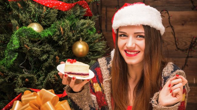 Девушка с кусочком торта Девушка с кусочком торта